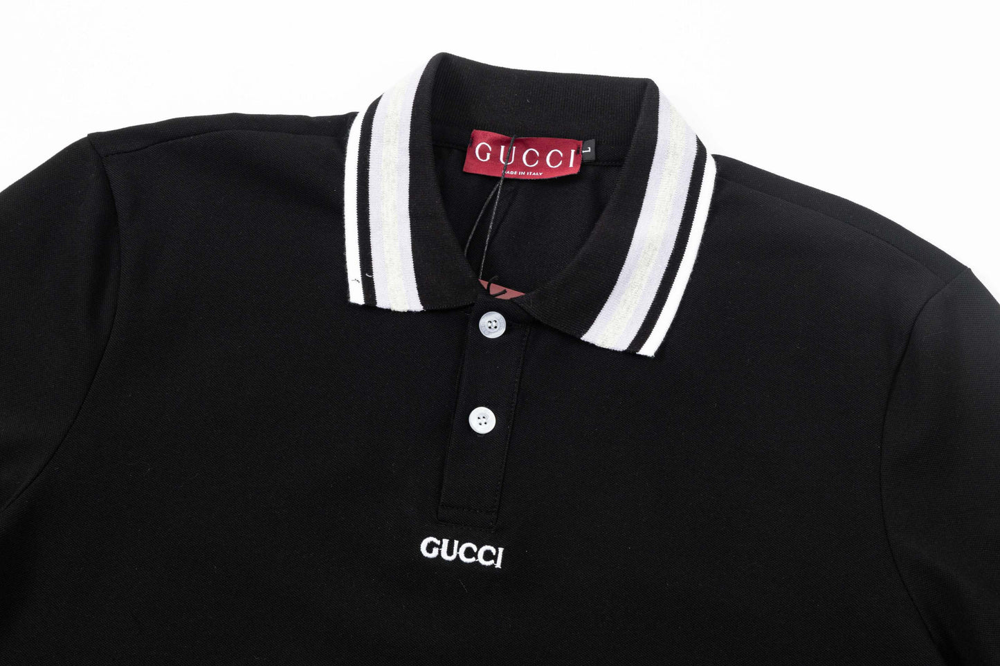 Polo con letras en el pecho