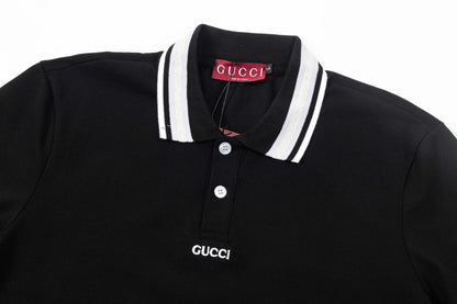 Polo con letras en el pecho