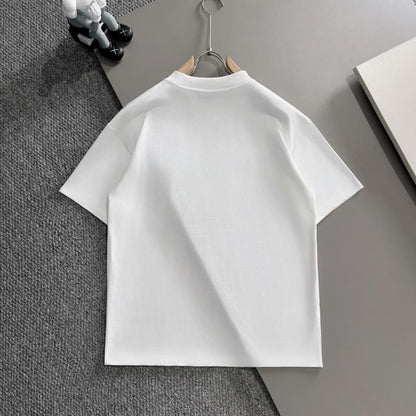 Camiseta minimalista con bordado de patchwork