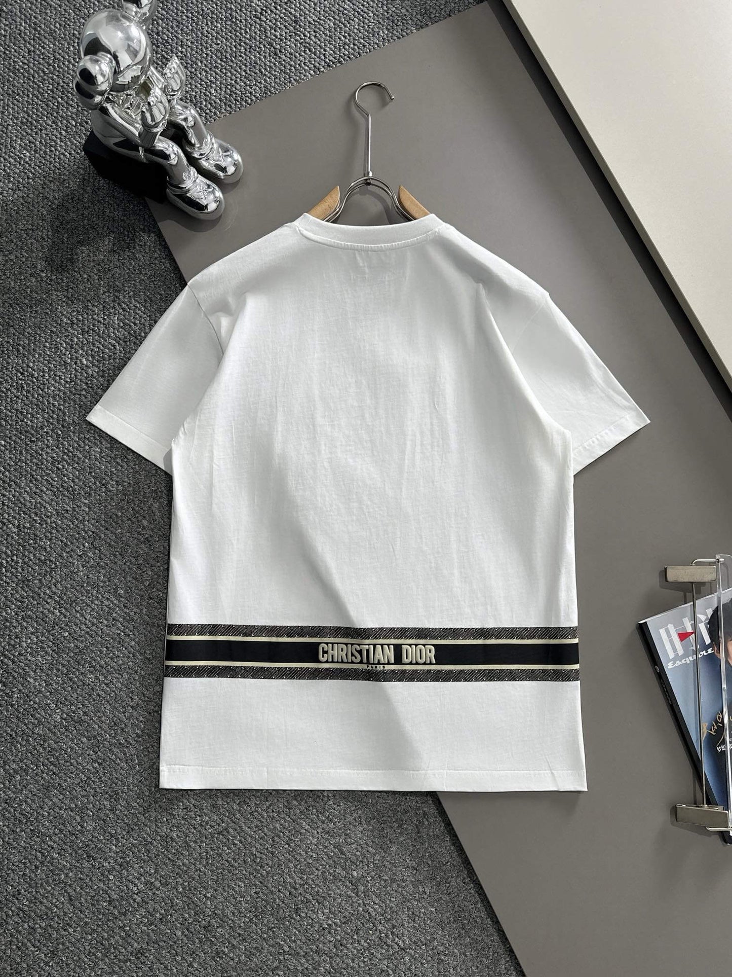 Camiseta bordada con patrón clásico