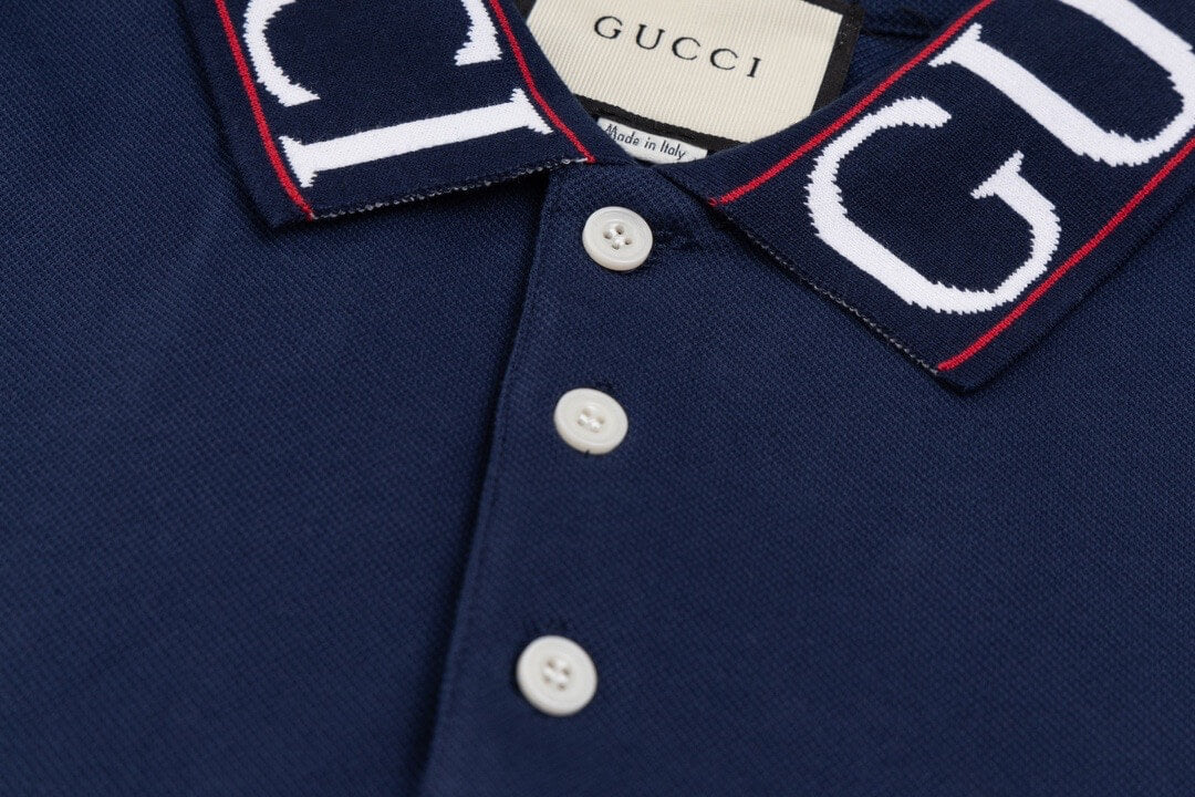 Camiseta polo con letras en el escote
