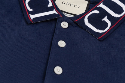 Camiseta polo con letras en el escote