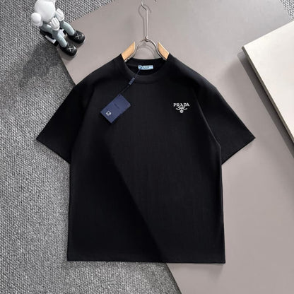 Camiseta minimalista con bordado de patchwork