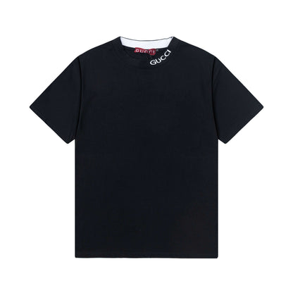 Camiseta con letras en el escote