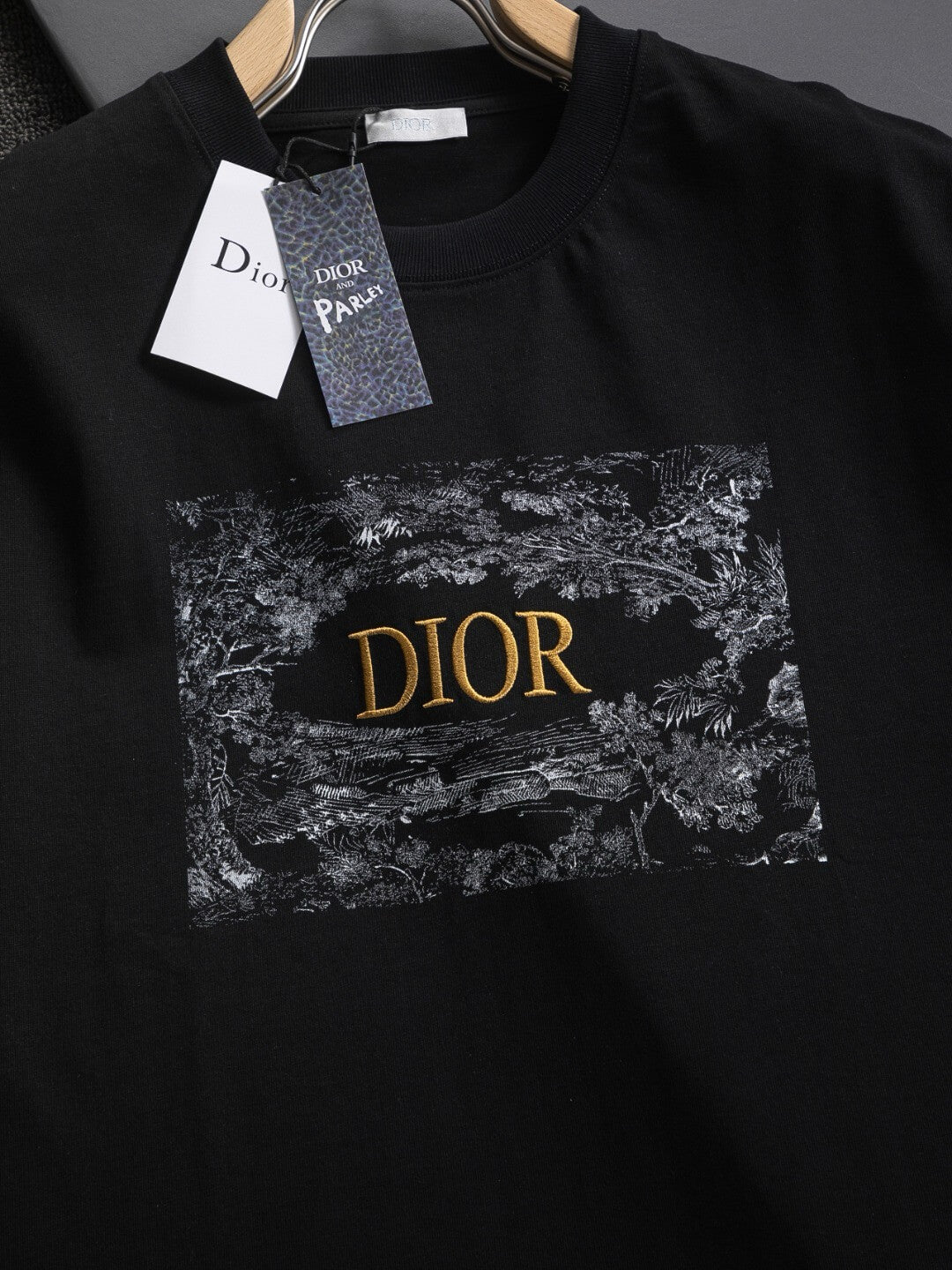 T-shirt brodé de lettres florales