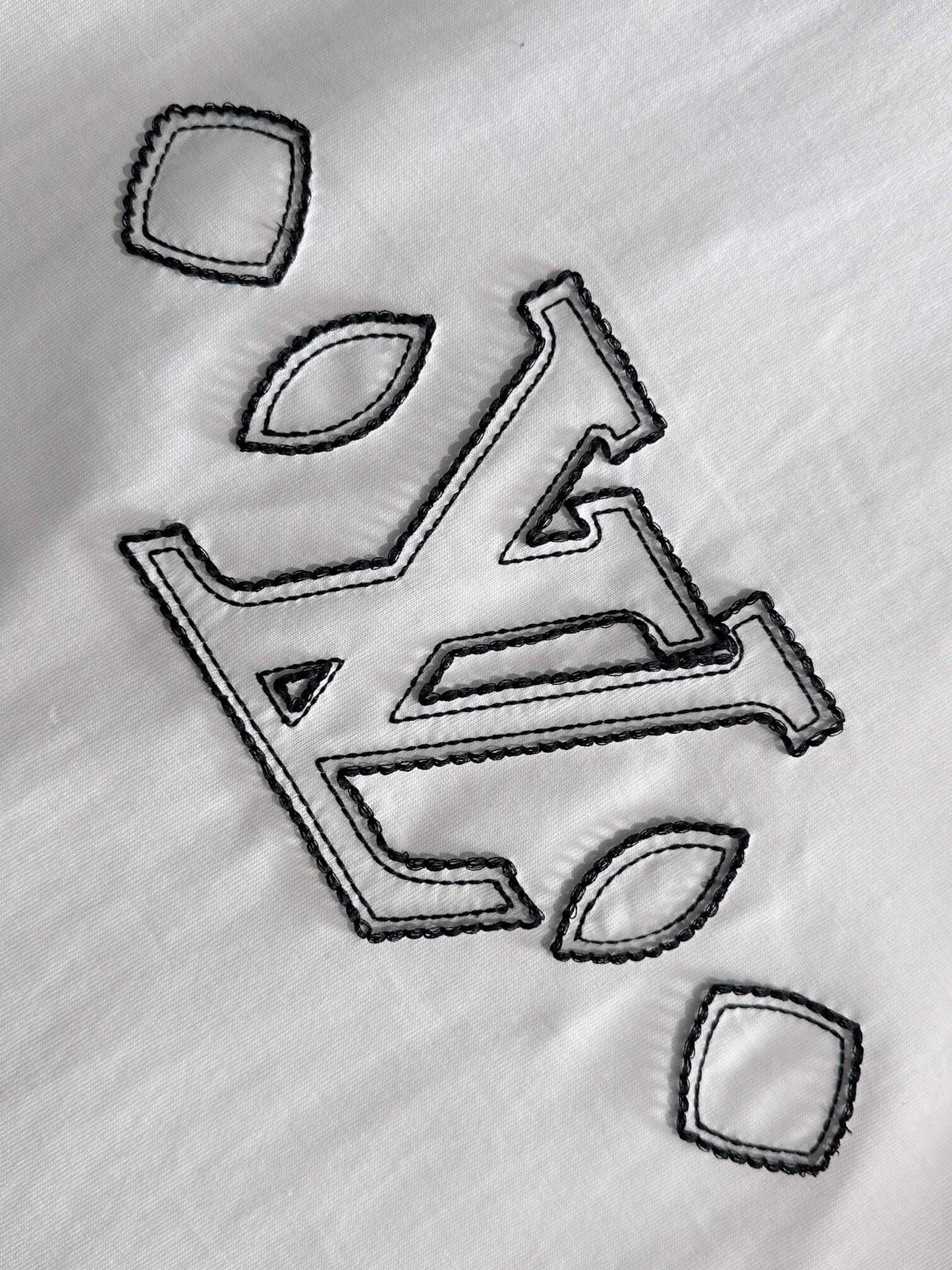 T-shirt à motif brodé classique