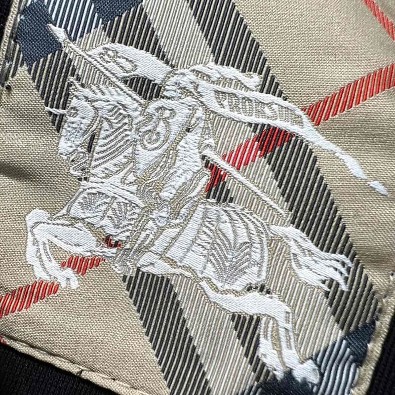 T-shirt classique brodé Cheval de guerre