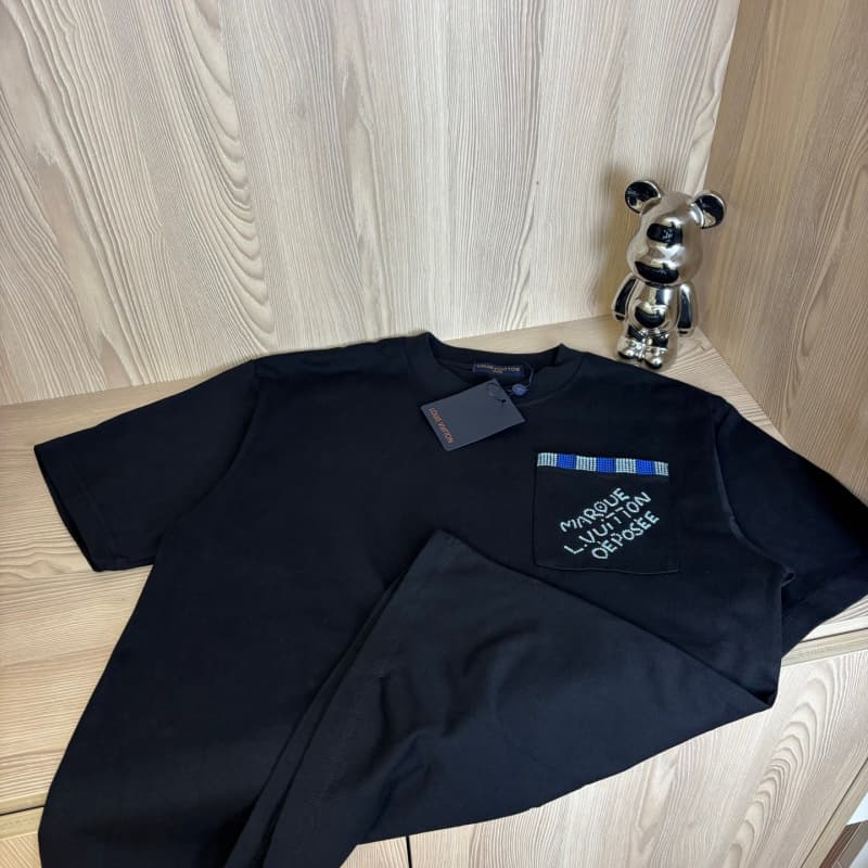 Camiseta con letras bordadas y bolsillo en el pecho