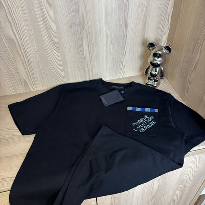 Camiseta con letras bordadas y bolsillo en el pecho