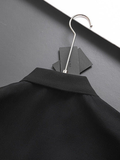 Camiseta con triángulo metálico en el pecho