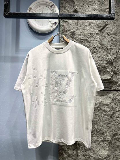 Camiseta con bordado agrietado y patrón