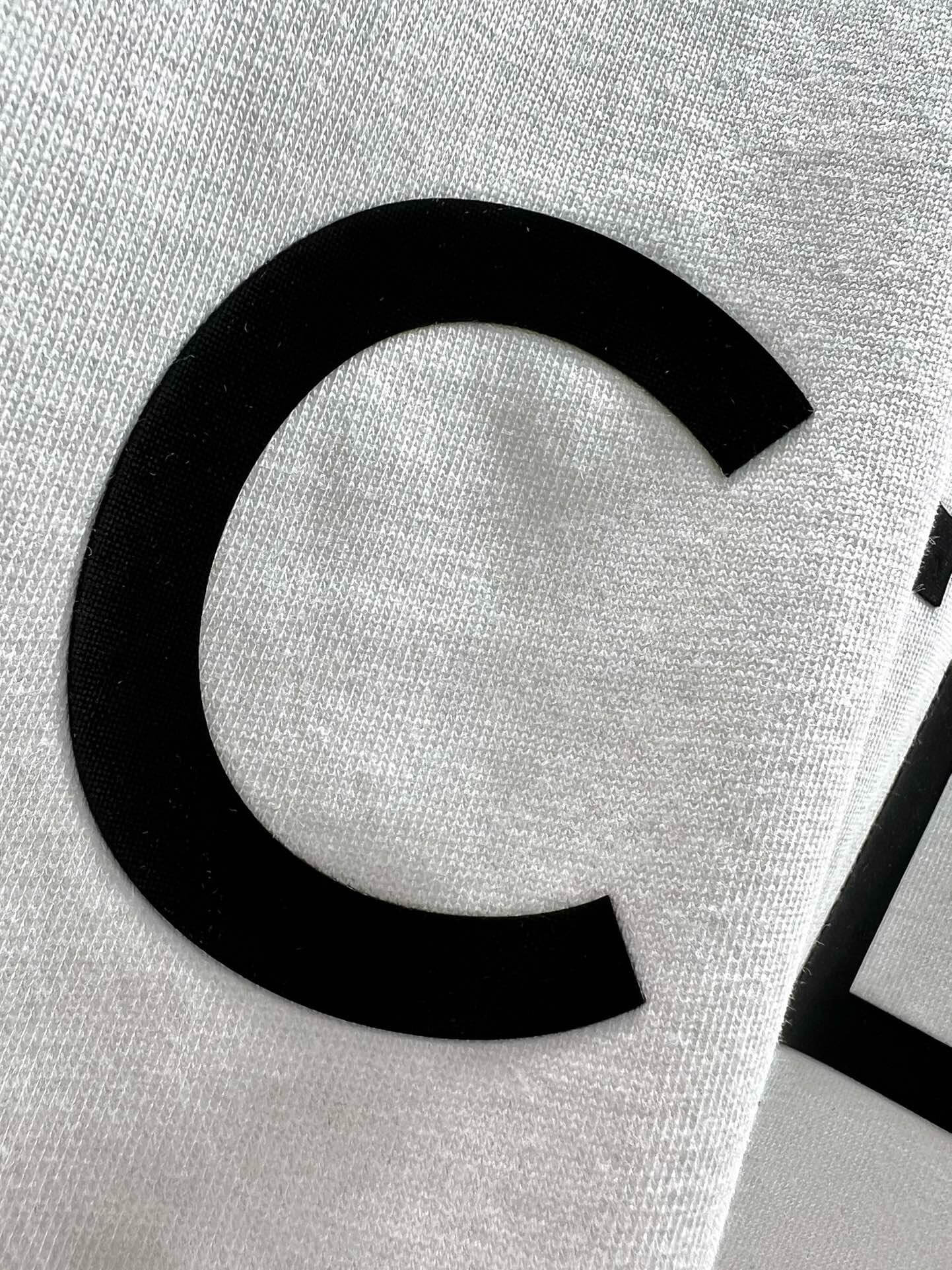 Camiseta con estampado de letras clásicas