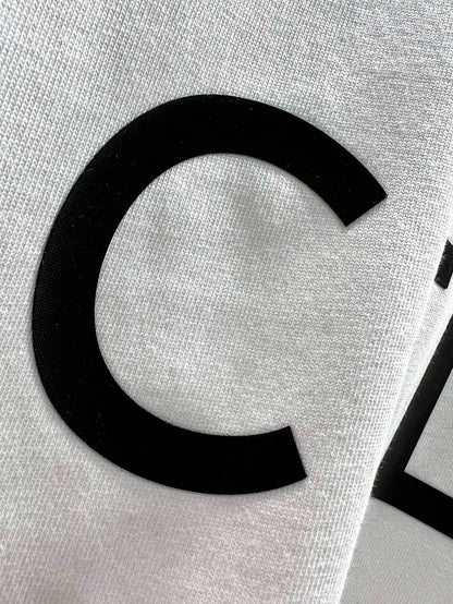 Camiseta con estampado de letras clásicas