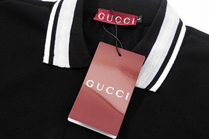 Polo con letras en el pecho