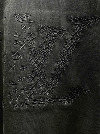 Camiseta con bordado agrietado y patrón