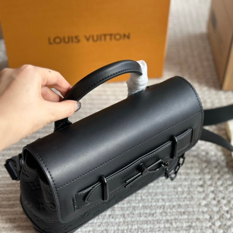 Sac messager avec épingle en relief
