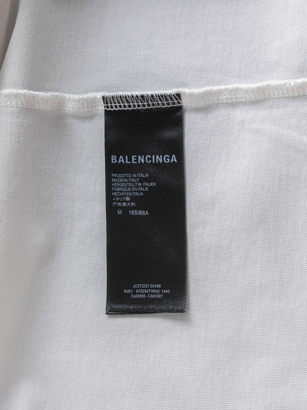 Camiseta con diseño rasgado
