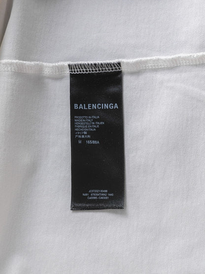 Camiseta con diseño rasgado