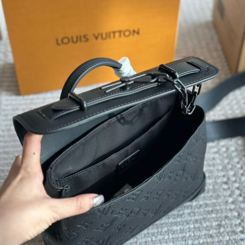 Sac messager avec épingle en relief