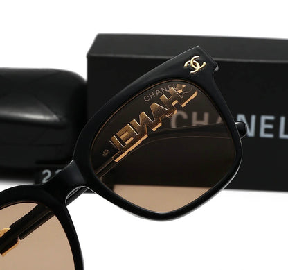 Gafas de sol elegantes e informales con patillas y fuente metálica