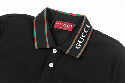 Polo con letras en el escote