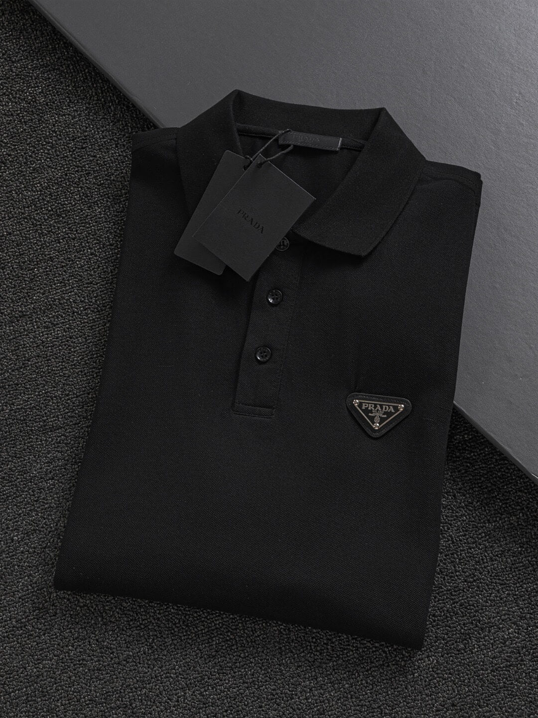 Camiseta con triángulo metálico en el pecho