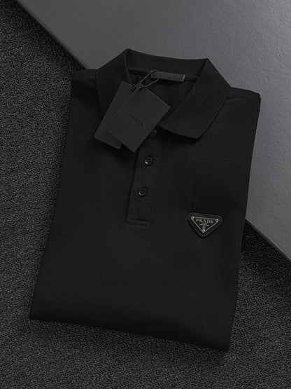 Camiseta con triángulo metálico en el pecho