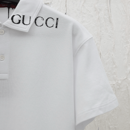 Polo elegante con estampado superpuesto