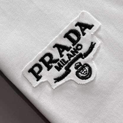 Camiseta minimalista con bordado de patchwork