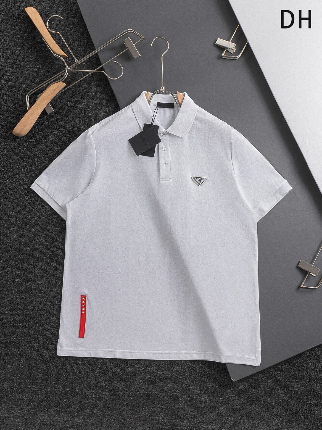 Camiseta con triángulo metálico en el pecho