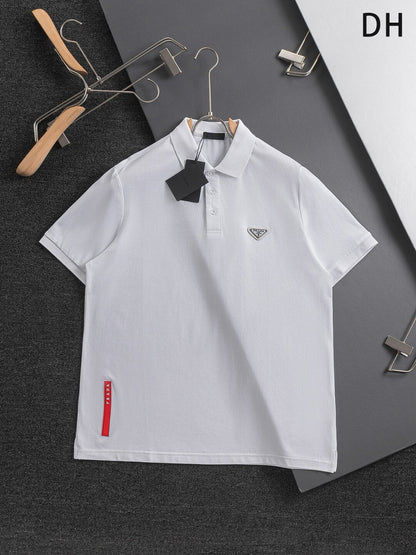 Camiseta con triángulo metálico en el pecho