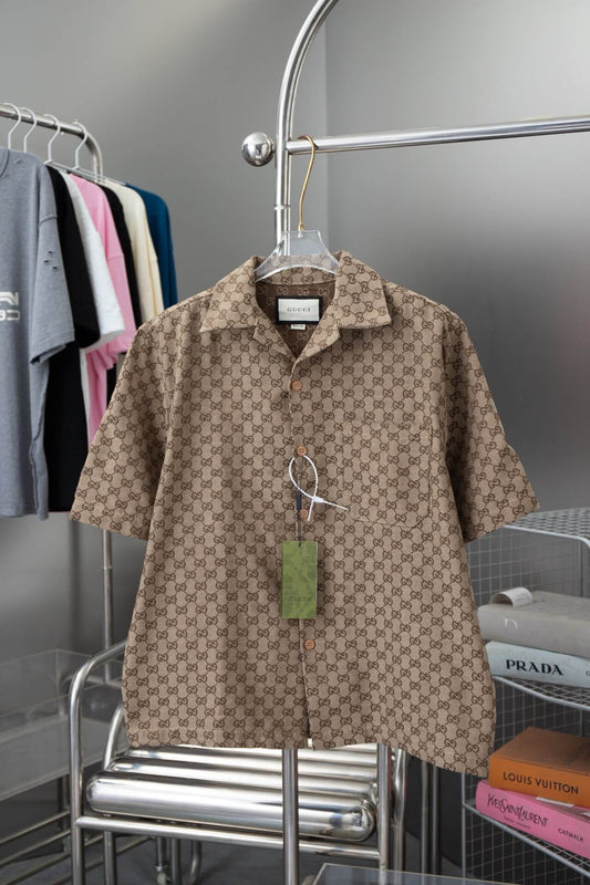Camiseta marrón con estampado integral