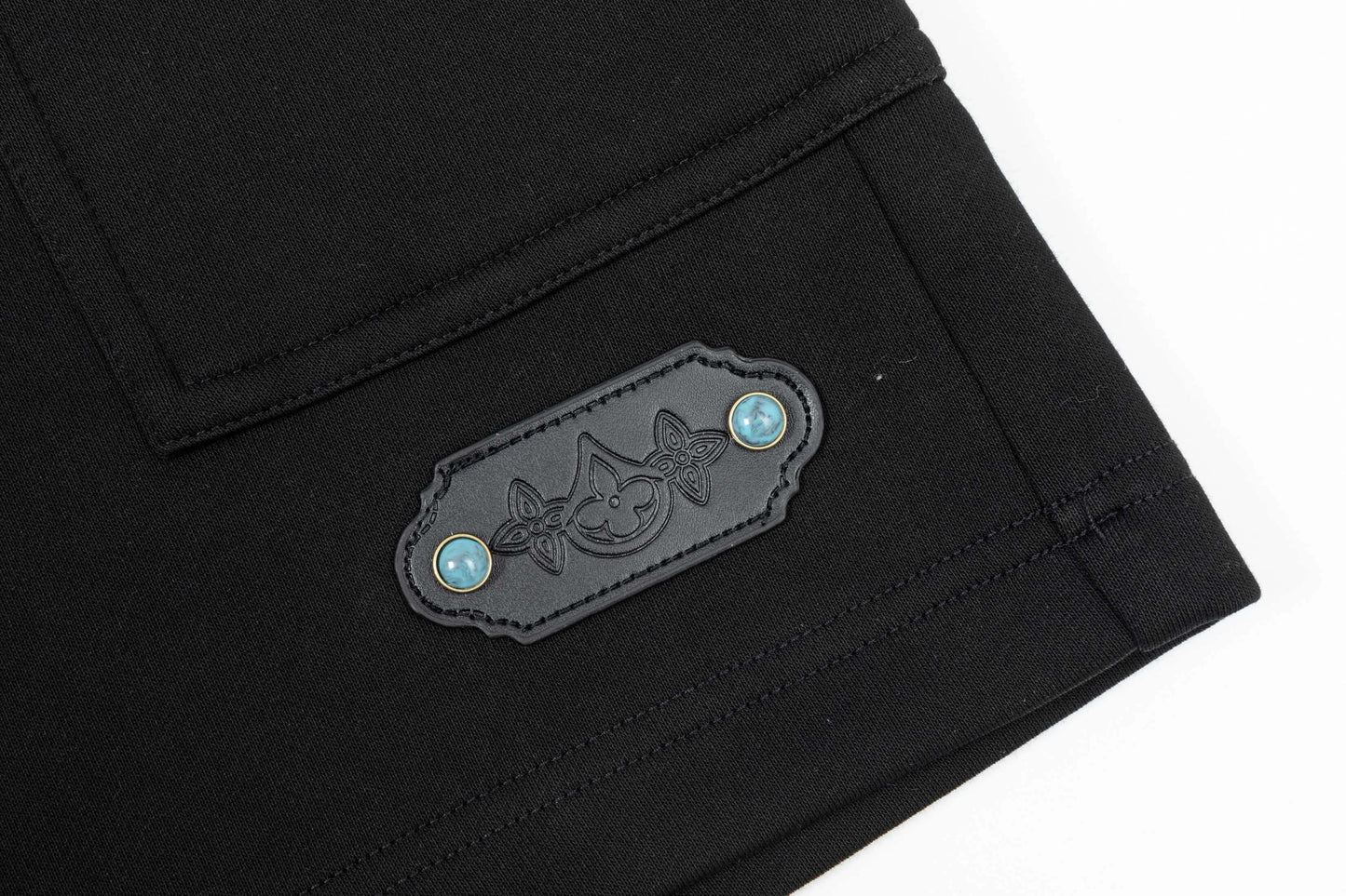 Pantalones cortos con detalle de hebilla turquesa