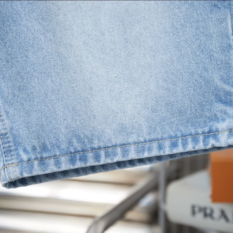 Shorts vaqueros con letras bordadas en el bolsillo