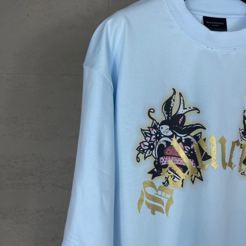 Camiseta con diamantes de imitación destruidos en la parte delantera y trasera