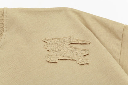 Camiseta bordada con caballo de guerra