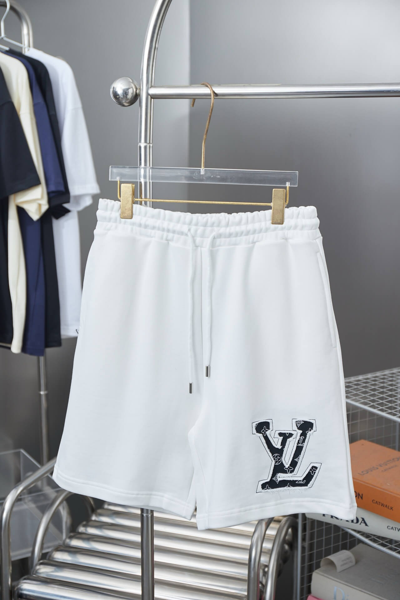 Pantalones cortos con apliques de pétalos