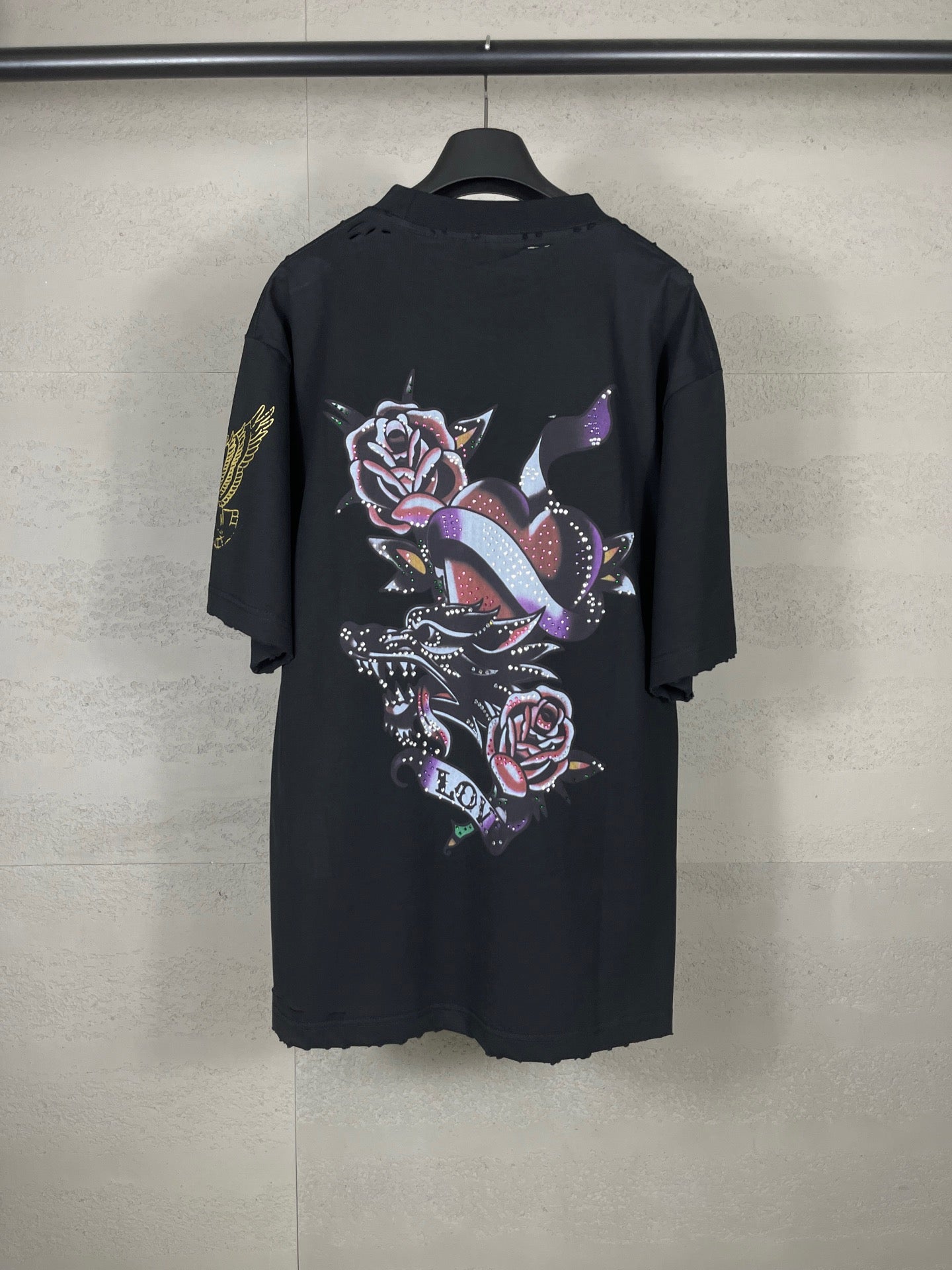 Camiseta con diamantes de imitación destruidos en la parte delantera y trasera