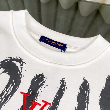 Camiseta con collar, letras y bordado en el pecho
