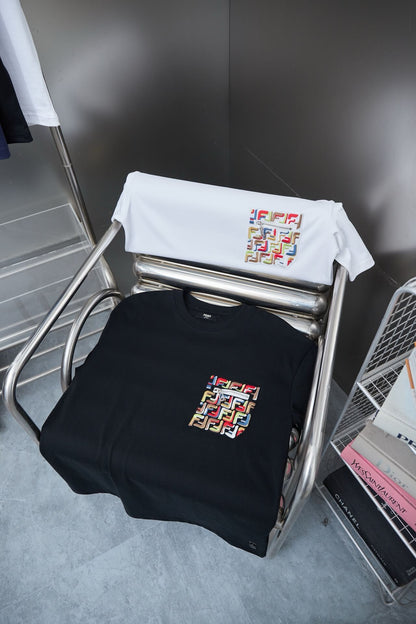 Camiseta con bordado colorido