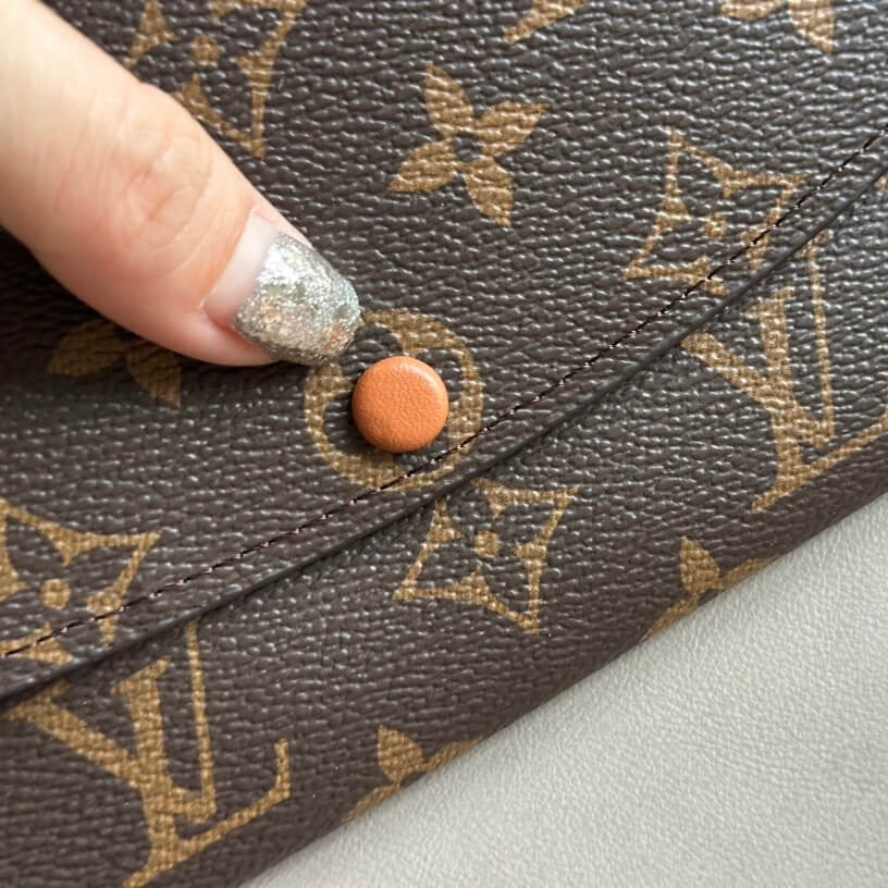 Portefeuille à boucle contrastée et imprimé classique