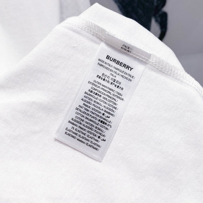 Camiseta de rayas a cuadros en el cuello