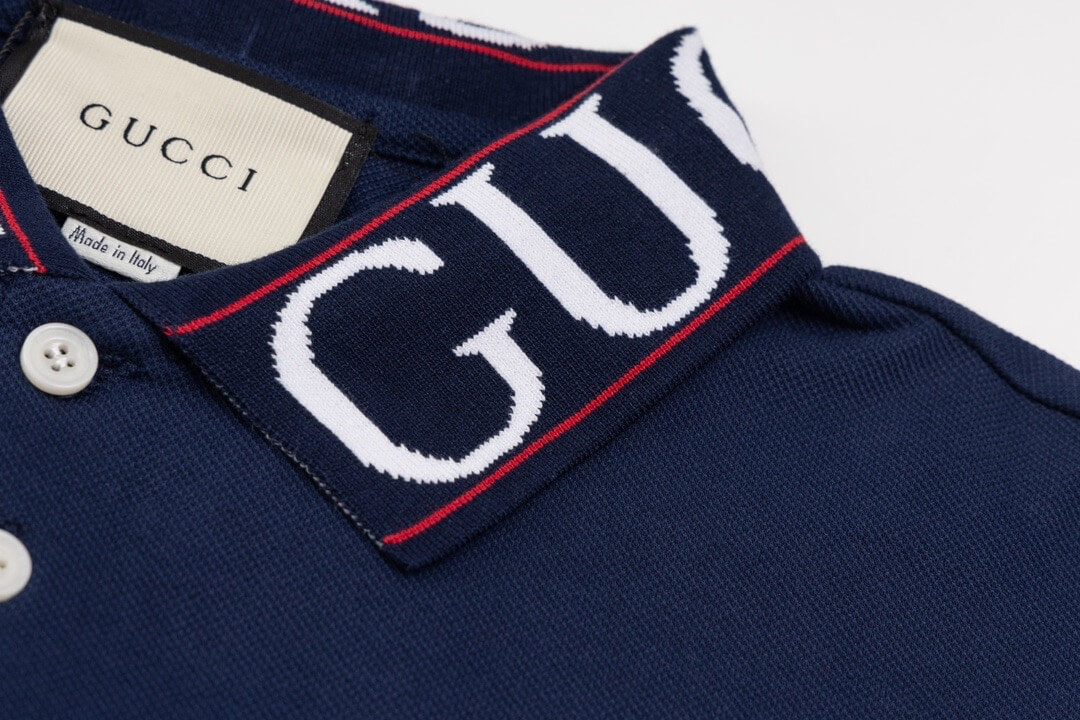Camiseta polo con letras en el escote