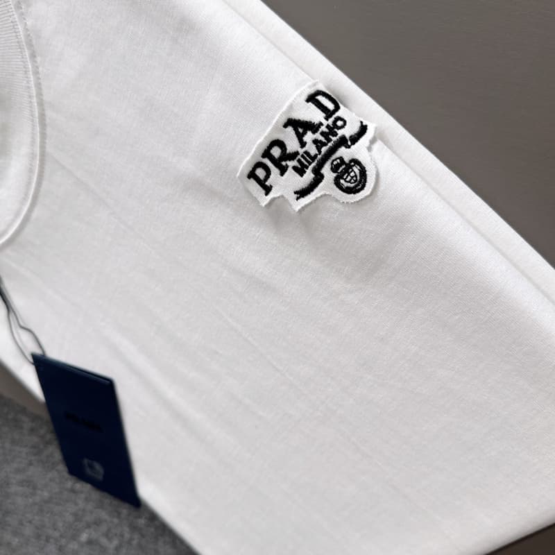 Camiseta minimalista con bordado de patchwork
