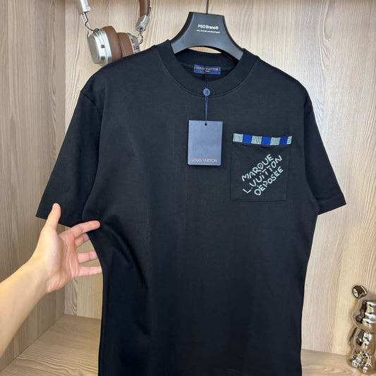 Camiseta con letras bordadas y bolsillo en el pecho