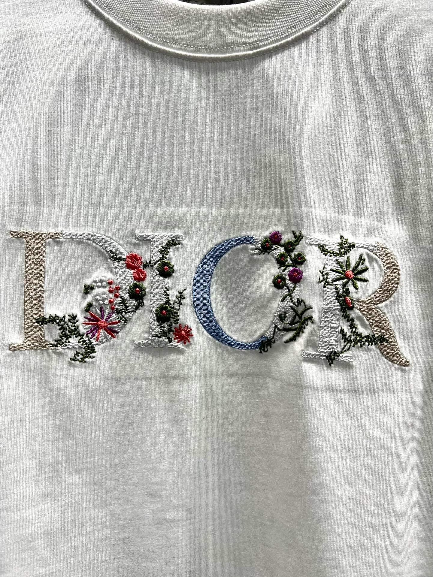 T-shirt à broderie florale