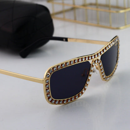 Gafas de sol modernas con visera de diamante completo