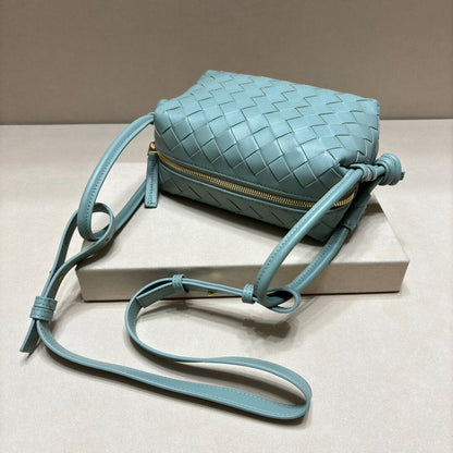 Elegante bolso de hombro de cuero tejido con hebilla de doble anilla