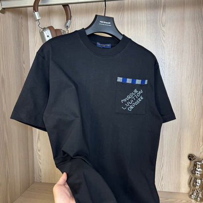 Camiseta con letras bordadas y bolsillo en el pecho