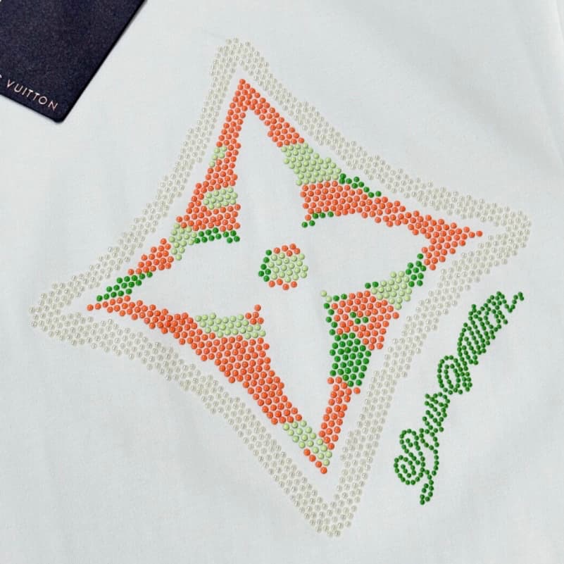 Camiseta clásica con diamantes de imitación florales en 3D 2025